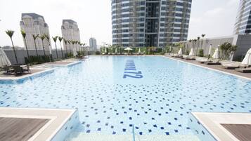 2 室外游泳池,池畔遮阳伞