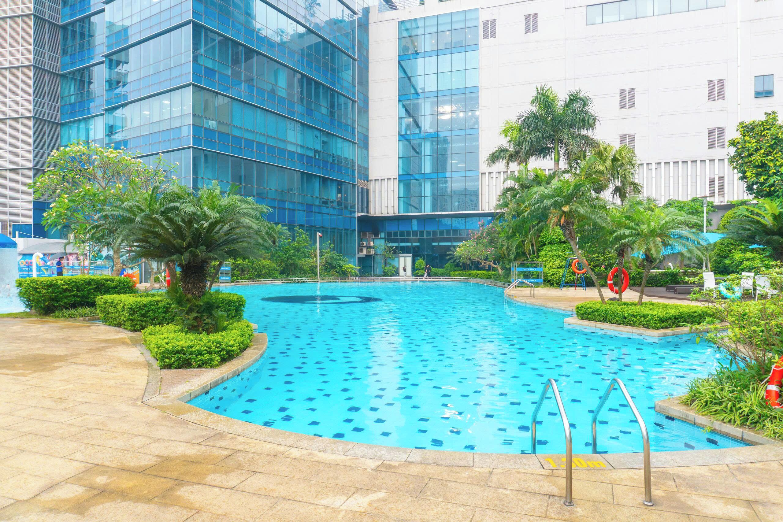 2 outdoor pools, pool umbrellas
