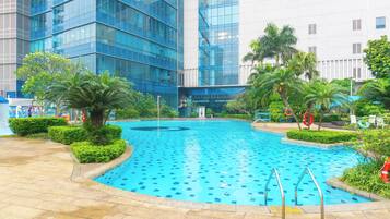 2 outdoor pools, pool umbrellas