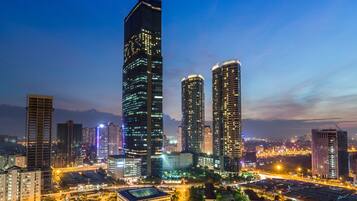 住宿正面 - 傍晚/夜晚