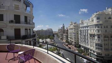 Chambre Double, terrasse, vue ville | Literie de qualité supérieure, décoration personnalisée