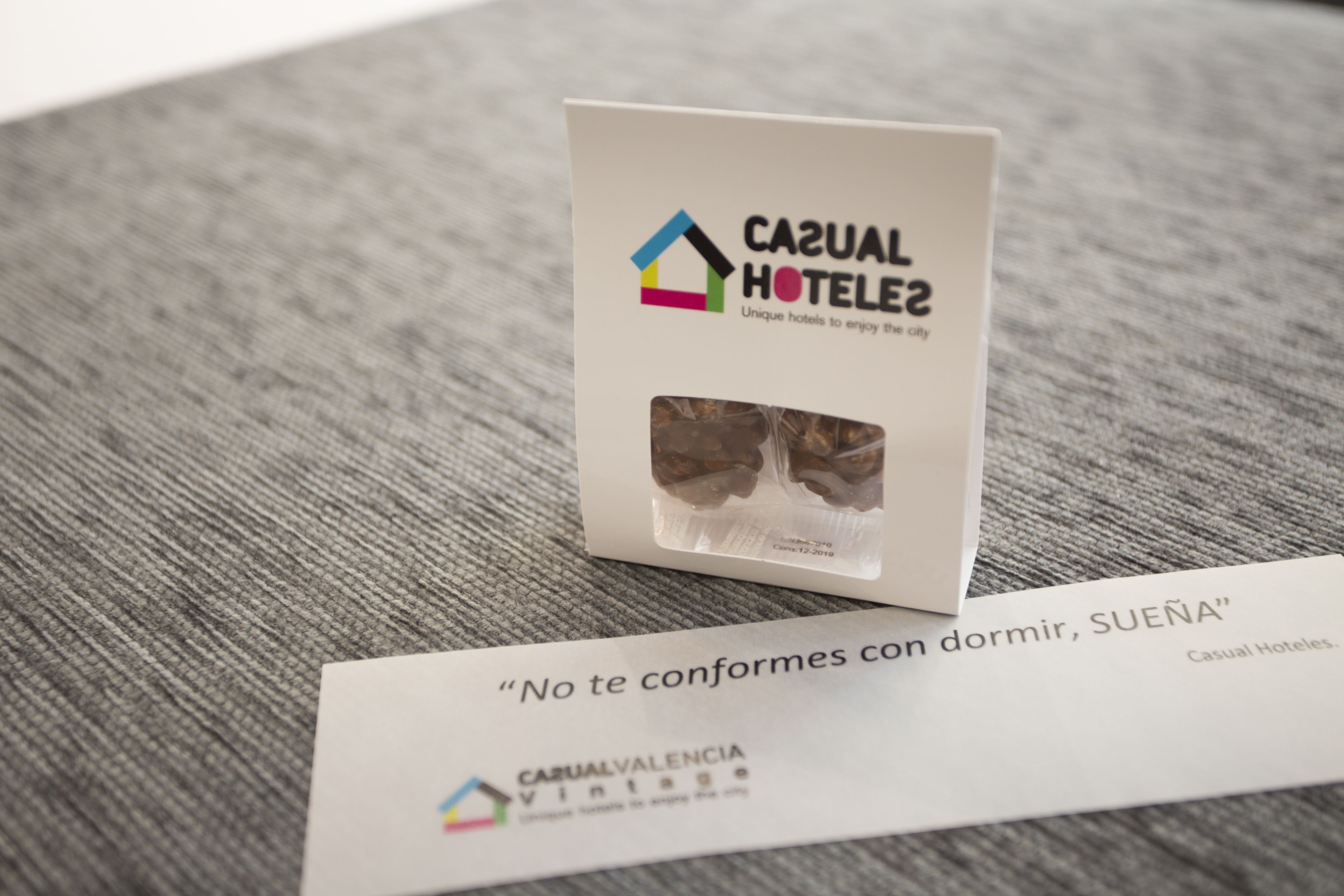 Un cartel de hotel con el nombre 'Casual Hotel' y el lema 'Hoteles únicos para disfrutar de la ciudad'.
