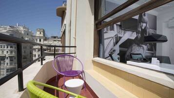Quarto casal, 2 camas de solteiro, sacada, vista para a cidade | Sacada