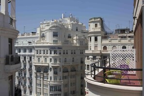 Un hotel de varios pisos con balcones y vistas a edificios cercanos.