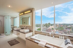 Premier-Zimmer | Badezimmer | Kostenlose Toilettenartikel, Hausschuhe, Handtücher, Seife