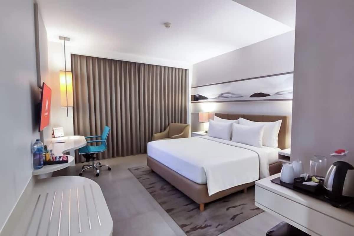 Bar mini, peti besi dalam bilik, meja, langsir/tirai gelap terus