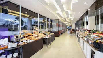 Café da manhã com buffet todos os dias (IDR 130000 por pessoa)