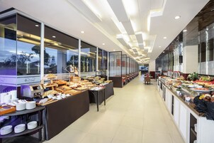 Se ofrece un desayuno bufé (130000 IDR por persona)