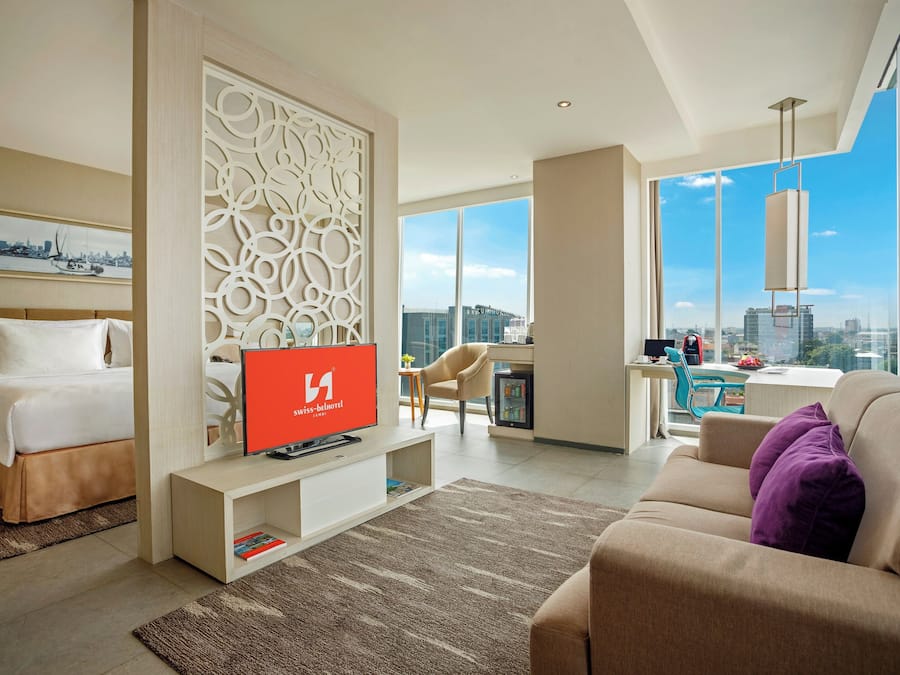 Executive Suite, City View | Frigobar, cofres nos quartos, escrivaninha, cortinas blackout