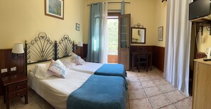 Habitación con 2 camas individuales | Minibar, escritorio, cortinas opacas y cunas gratuitas