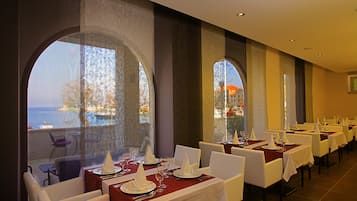 Bữa sáng buffet hàng ngày (12 EUR/mỗi người)