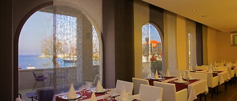Petit déjeuner buffet (12 EUR par personne)