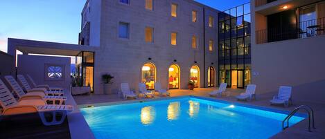 حمّام سباحة خارجي موسمي، مظلات على حمّام السباحة، مقاعد للتشمس