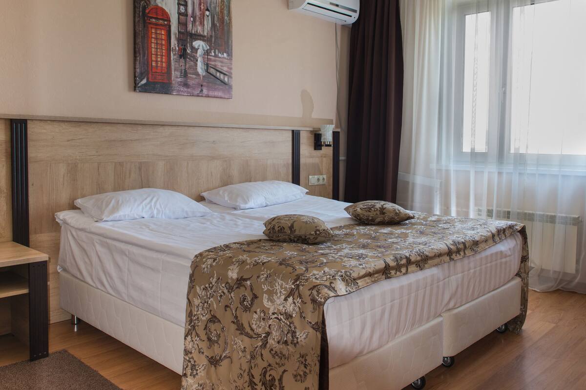 Apartamento luxo, 1 cama Queen, cozinha | Cortinas blackout, ferros/tábuas de passar roupa, Wi-Fi de cortesia