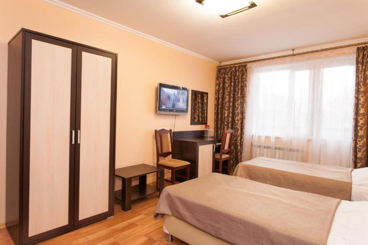 Quarto duplo econômico, cozinha | Cortinas blackout, ferros/tábuas de passar roupa, Wi-Fi de cortesia