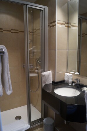 Panoramic Double Room | Bathroom | Shower, hair dryer, towels - Bodenseehotel Weisses Rössli (Thal)