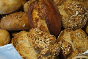 Free self-serve breakfast on weekends - Bodenseehotel Weisses Rössli (Thal)