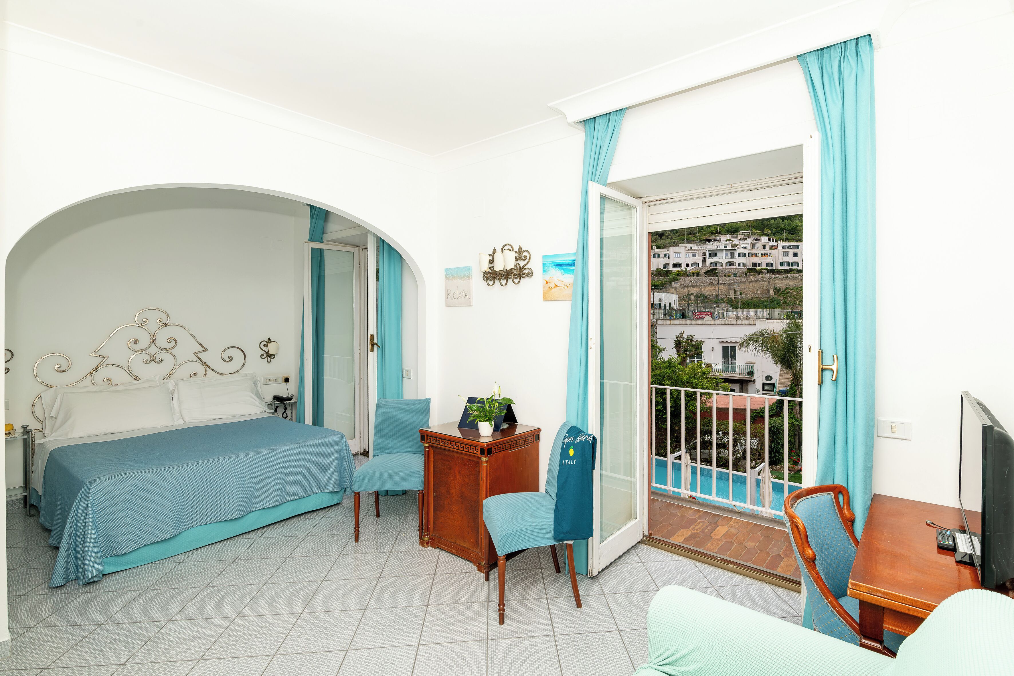 Habitación clásica doble, vistas al jardín | Ropa de cama de alta calidad, caja fuerte, escritorio
