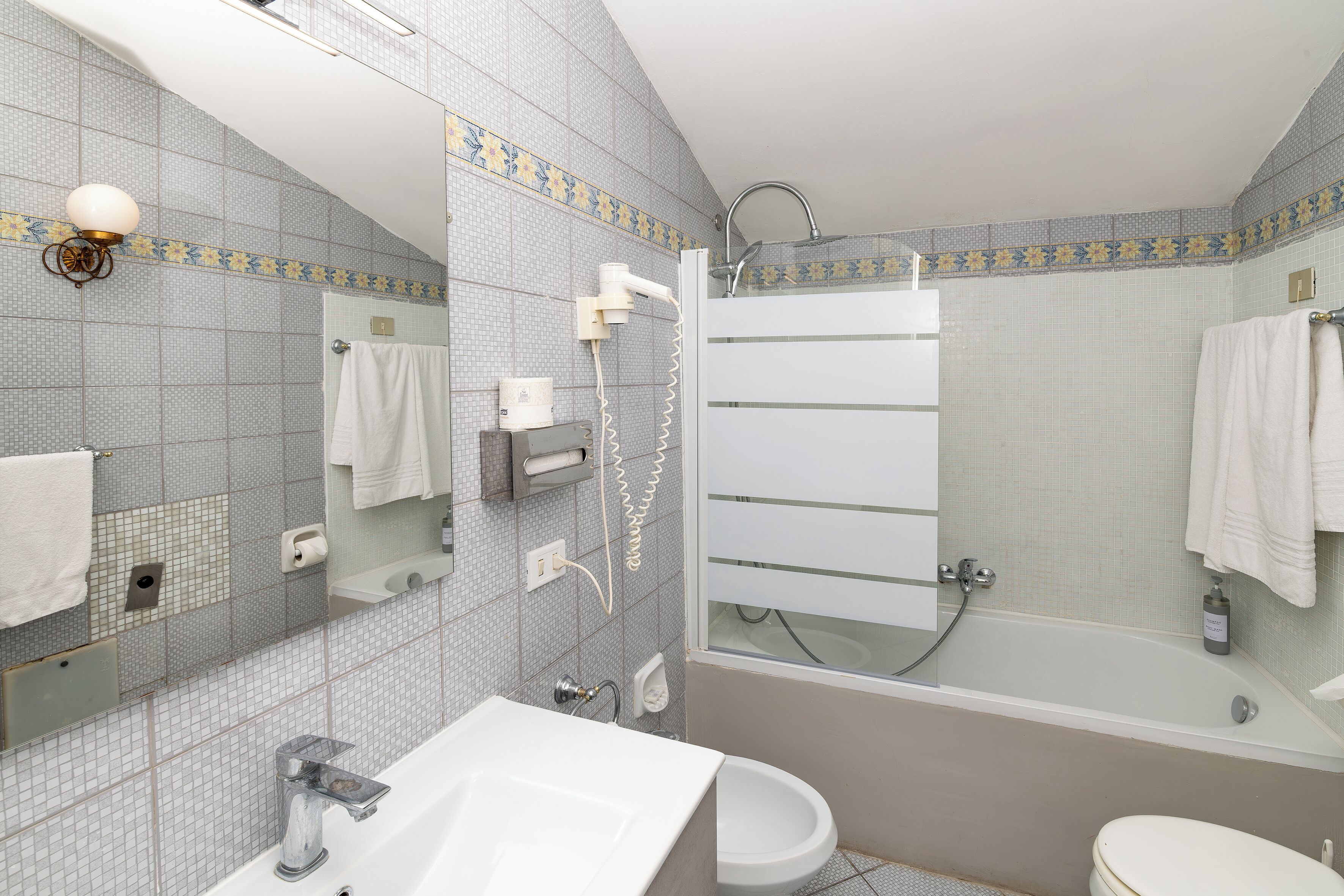 Ein Badezimmer mit Badewanne, Waschbecken und Toilette.