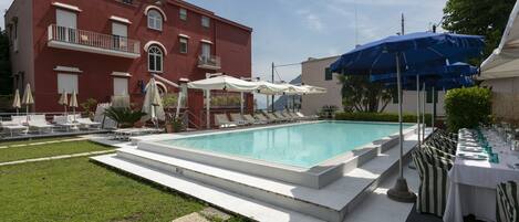 Piscine extérieure en saison