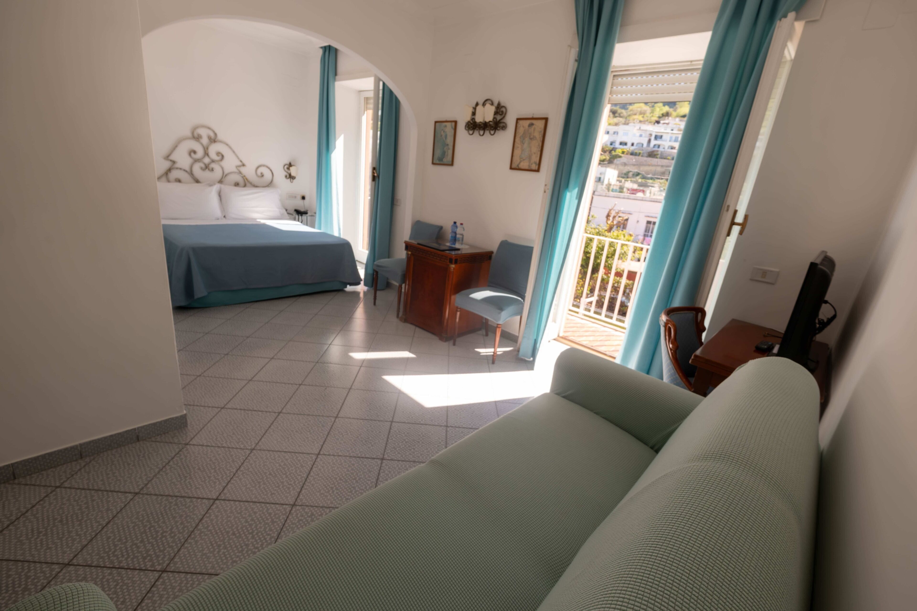 Classic Double Room, Garden View | Living room