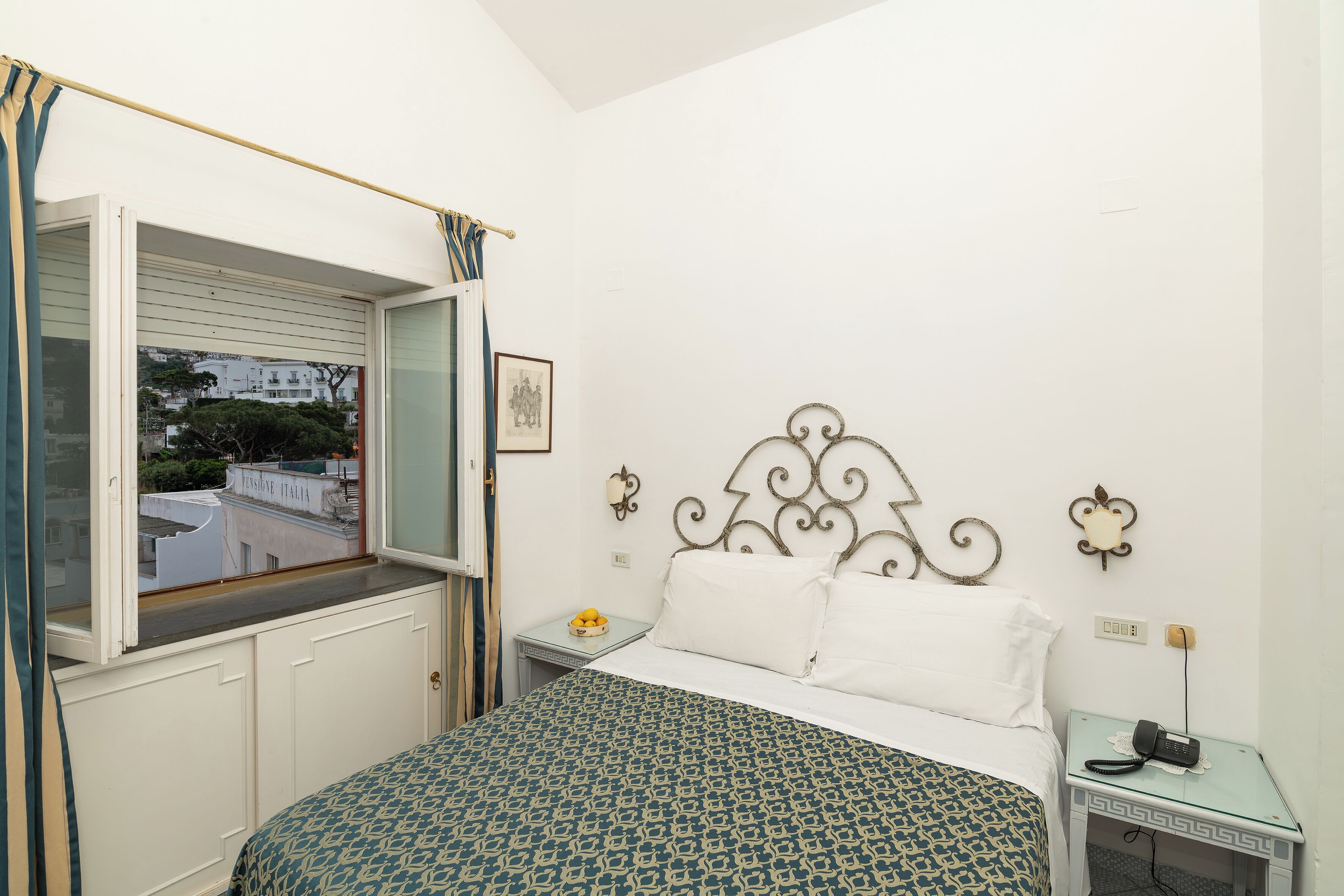 Habitación doble superior, vistas al mar | Ropa de cama de alta calidad, caja fuerte, escritorio