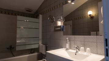 Superior Double Room, Sea View | Bathroom | Combined shower/bathtub, deep-soaking bathtub, free toiletries