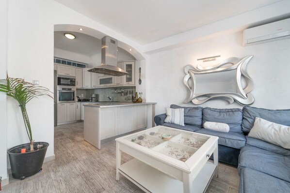 Villa 3 bedrooms view by the sea | Living room | 42-inch LED TV with satellite channels, TV - Odysseys House (Santorini)