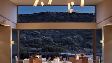 2 restaurants servant le déjeuner, spécialités Cuisine méditerranéenne