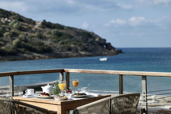 2 restaurantes: opção de almoço e jantar