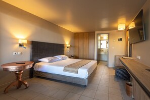 Chambre Triple, vue jardin | Minibar, coffres-forts dans les chambres, bureau