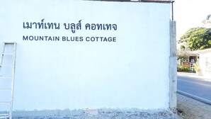 Una pared blanca con el texto 