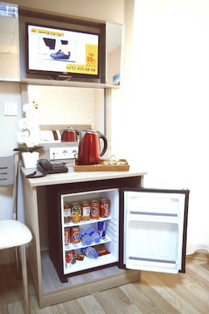 In-room safe, desk, laptop workspace, soundproofing