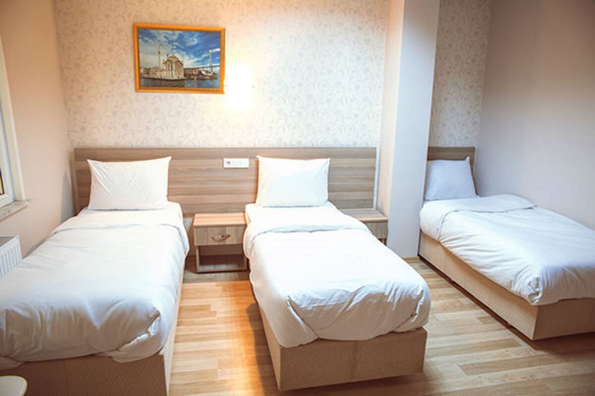 Habitación cuádruple Deluxe | Caja de seguridad en la habitación y escritorio