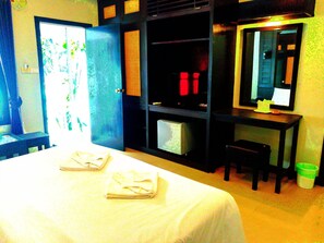 A hotel room with a bed, a desk, a mirror, and a small chair. - Nice Resort Pattaya (Pattaya)