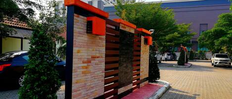 Un bâtiment moderne avec une façade en briques et une entrée rouge et noire.
