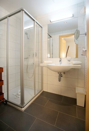 Shower, hair dryer, towels - Alpenstern Lermoos (Lermoos)