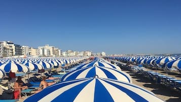 Una spiaggia nelle vicinanze
