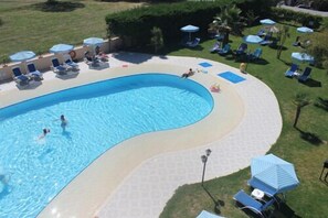 Outdoor pool, pool umbrellas, sun loungers