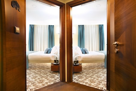 ๋ฃธ, ์ฐ๊ฒฐ ๊ฐ๋ฅ ๊ฐ์ค | 1 ๊ฐ์ ์นจ์ค, ๊ณ ๊ธ ์นจ๊ตฌ, ๋ฏธ๋๋ฐ, ๊ฐ์ค ๋ด ๊ธ๊ณ