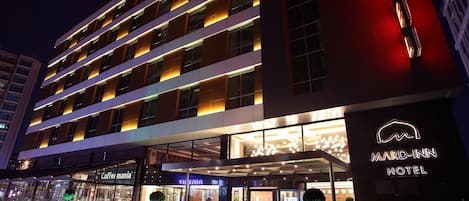 住宿正面 (夜晚)