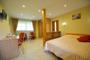 Standard Quadruple Room, Private Bathroom, Garden View | Bathroom | Shower, towels, soap, toilet paper - Trakaitis (Trakai)