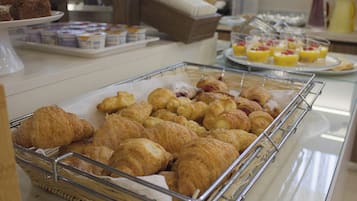 Bữa sáng buffet hàng ngày với phụ phí nhỏ