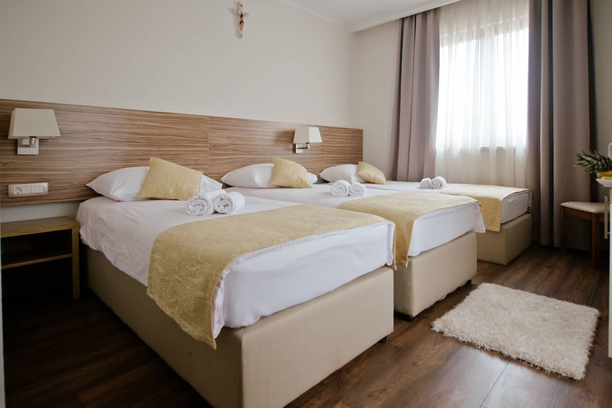 Chambre Triple Standard, vue ville | Draps italiens Frette, literie de qualité supérieure, surmatelas, bureau