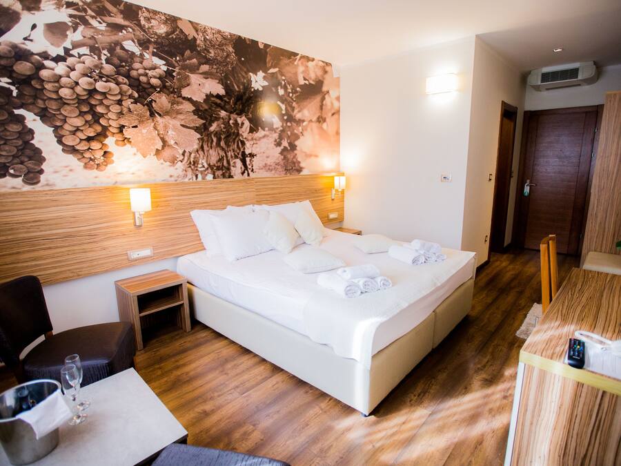 Frette Italian sheets, premium bedding, pillow-top beds, desk