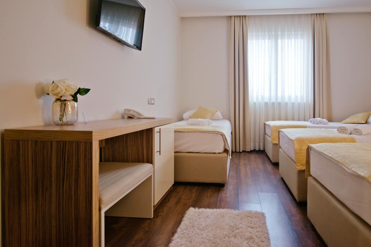 Chambre Familiale, vue ville | Draps italiens Frette, literie de qualité supérieure, surmatelas, bureau