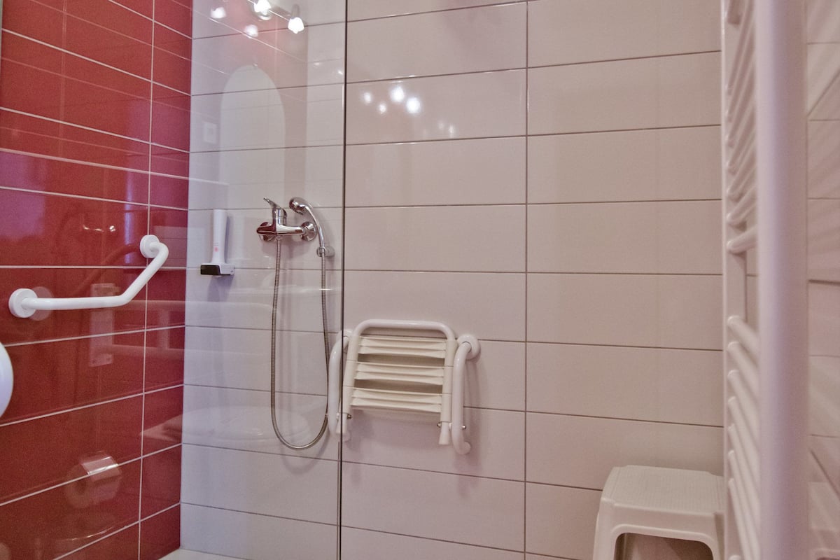 standard double or twin room, city view | bathroom amenities | shower, free toiletries, hair dryer, slippers