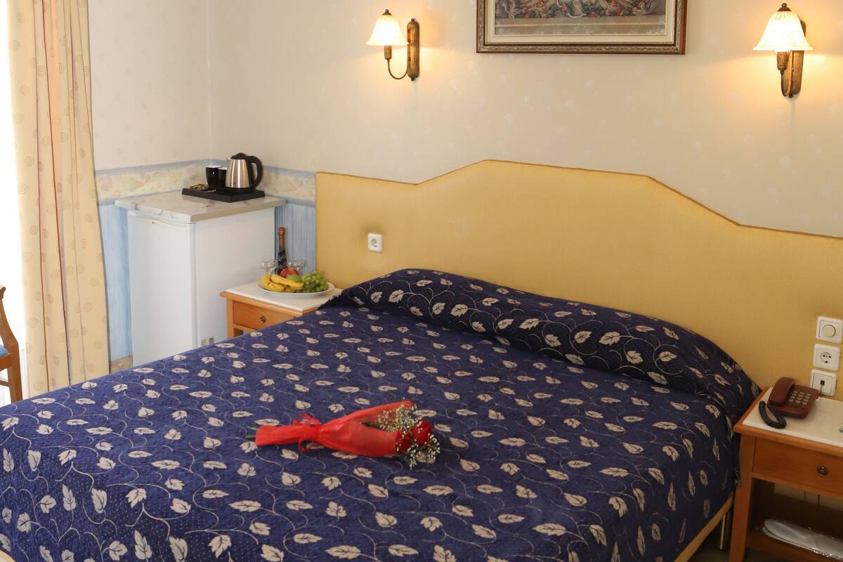 In-room safe, iron/ironing board, free WiFi