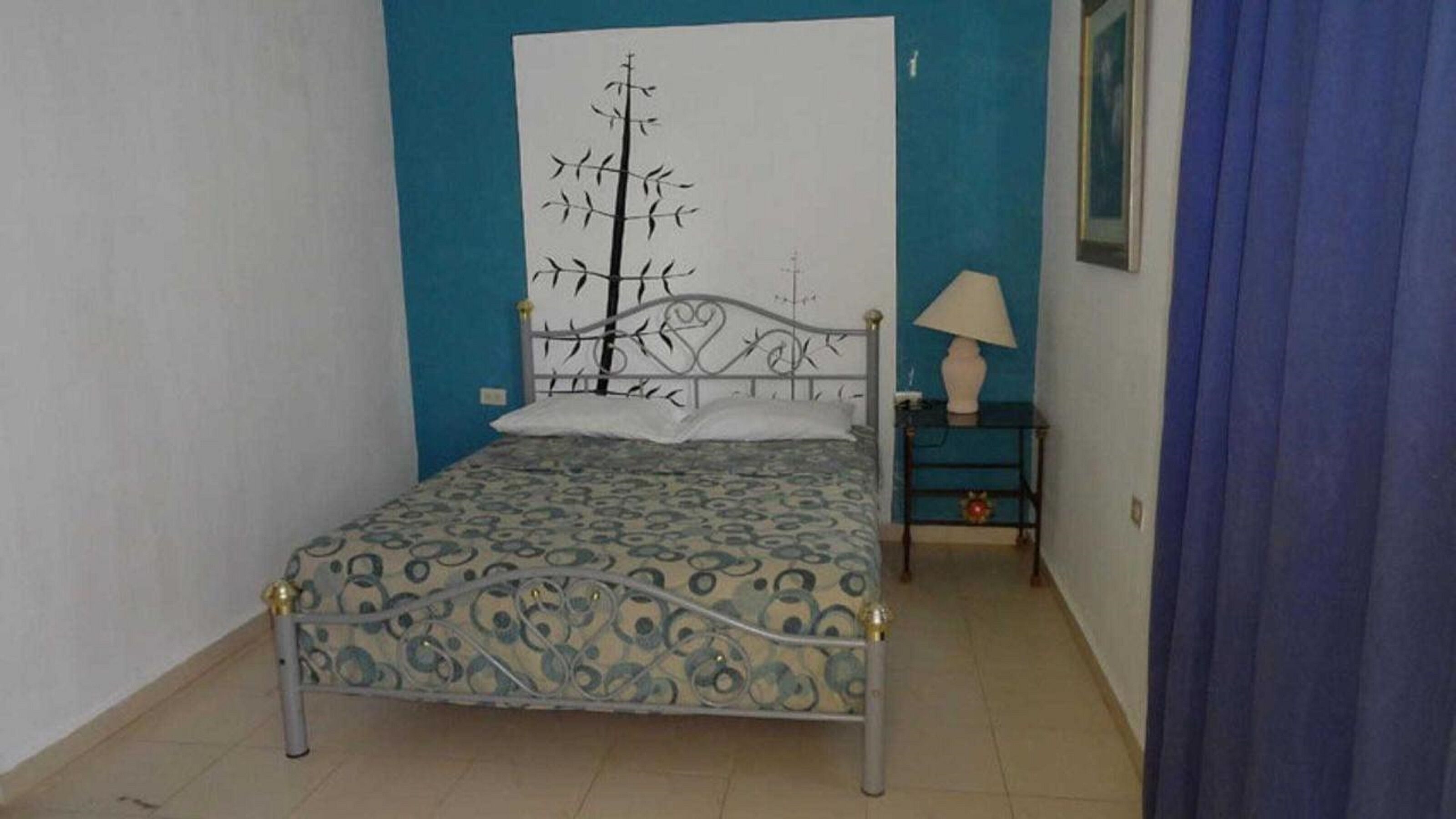 Basic Room, 1 Bedroom, Non Smoking, Pool Access | Laptop workspace, bed sheets