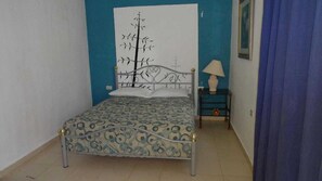 Basic Room, 1 Bedroom, Non Smoking, Pool Access | Laptop workspace, bed sheets - Hotelito Oasi Italiana (Paraiso)